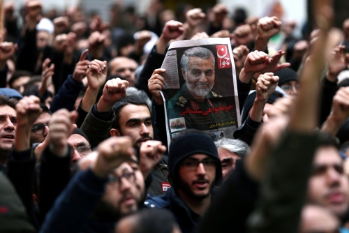 ▲이란 군부 거물 솔레이마니 이란 혁명수비대 쿠드스군 전 사령관의 장례식에 참석한 이란 시민이 그의 죽음을 추모하고 있다. 테헤란/로이터연합뉴스
