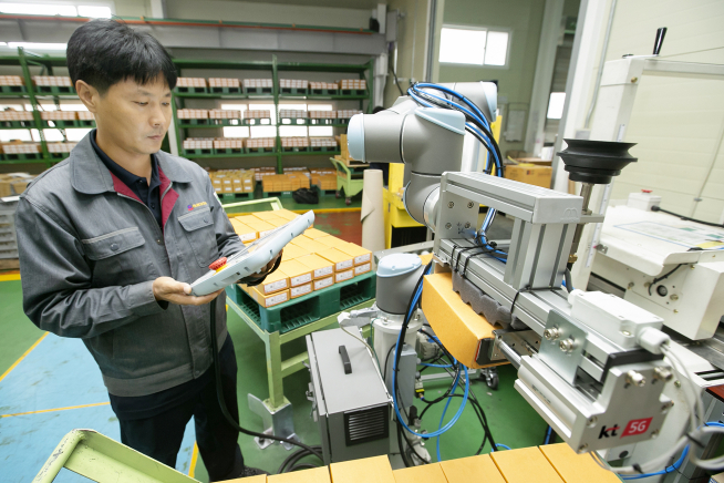 ▲KT는 자동차 부품 제조기업 박원에 5G 스마트팩토리 코봇(Cobot, 협동로봇)을 구축했다고 30일 밝혔다. 박원 공장에서 코봇을 제어하는 모습. (KT 제공)