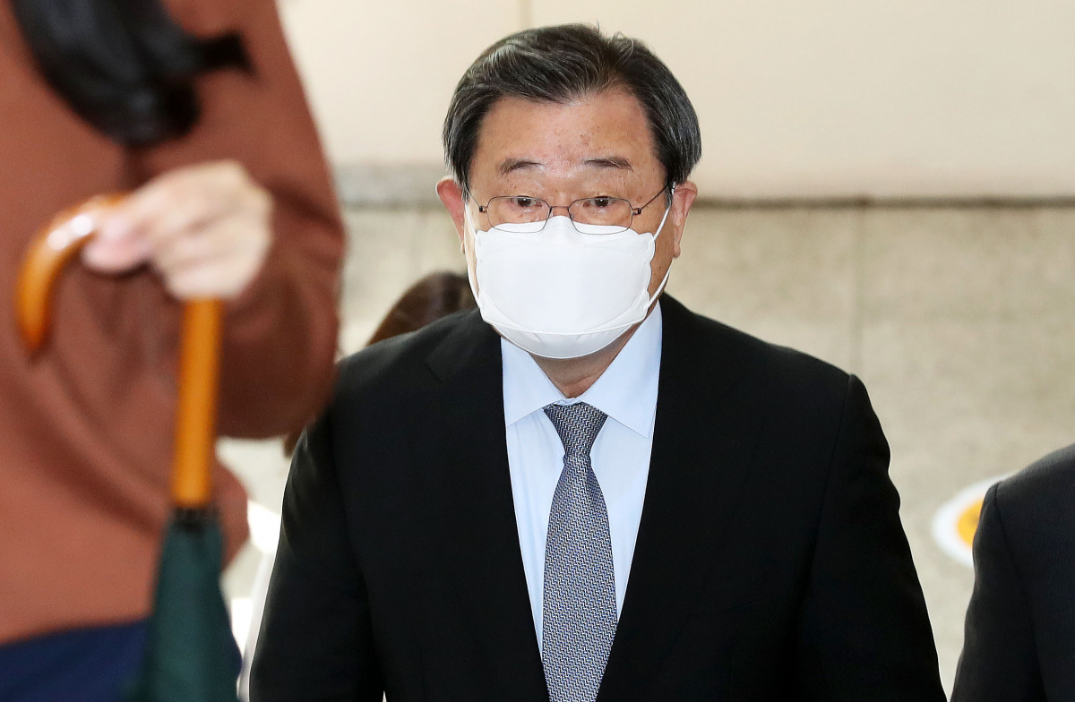 ▲박근혜 정부 시절 청와대에 특수활동비를 상납한 혐의로 기소된 이병기 전 청와대 비서실장이 18일 오후 서울 서초구 서울고등법원에서 열린 파기환송심 2차 공판에 출석하고 있다. 2020.05.18. (뉴시스)