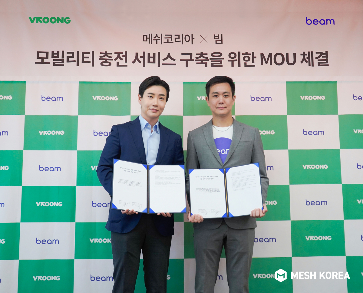 ▲메쉬코리아 유정범 대표(왼쪽)와 앨런 쟝 빔 대표가 기념촬영을 하고 있다.   (사진제공=메쉬코리아)