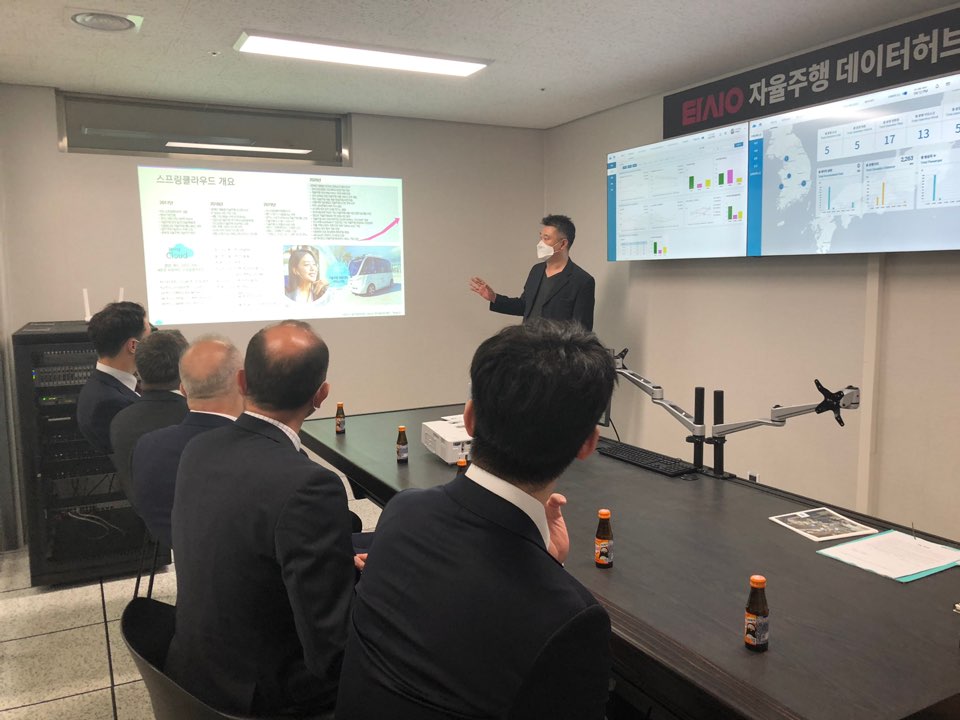 ▲주한 프랑스 대사 일행이 스프링클라우드 통합 관제센터에서 프레젠테이션을 듣고 있다.  (사진제공=스프링클라우드)