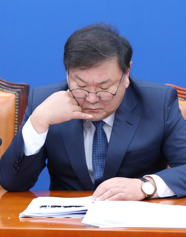 ▲더불어민주당 김태년 원내대표가 30일 오전 서울 여의도 국회에서 열린 원내 대책회의에서 발언을 마친 뒤 신문 스크랩을 살펴보고 있다. (연합뉴스)