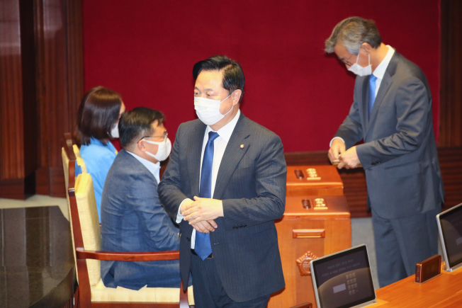 ▲더불어민주당 김두관 의원이 29일 국회 본회의에서 상임위원장 선거를 하고 있다.  (연합뉴스)