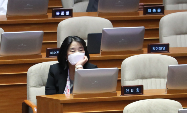 ▲더불어민주당 윤미향 의원이 29일 오후 국회 본회의에 참석, 상임위원장 투표 결과를 기다리고 있다. (연합뉴스)
