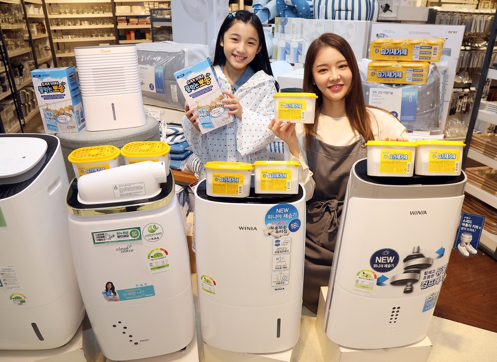 ▲30일 오전 이마트 성수점에서 모델들이 장마철 제습용품을 선보이고 있다. (사진제공=이마트)