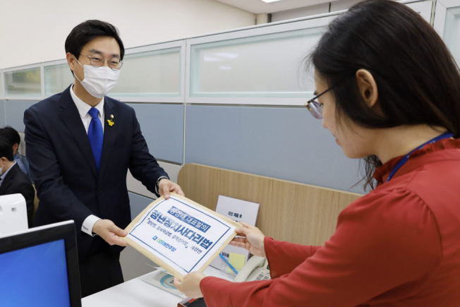 ▲장경태 더불어민주당 의원(서울 동대문구을)은 청년의 정치 참여율이 현저히 낮은 현실을 개선하기 위해 이른바 '청년 정치 사다리 3법'을 대표발의하고 있다. (사진제공=장경태 의원실)