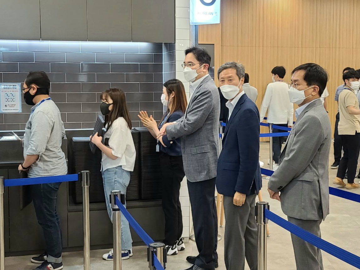 ▲이재용 삼성전자 부회장이 30일 세메스 천안사업장을 찾아 사업장을 살펴보고 있다. (사진제공=삼성전자)