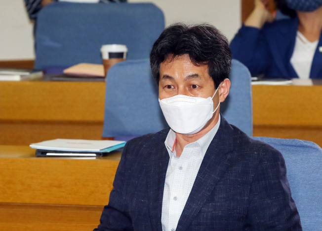 ▲더불어민주당 윤건영 의원이 16일 국회 의원회관에서 열린 포스트 코로나와 대한민국 풀체인지 토론회에 참석하고 있다. (연합뉴스)
