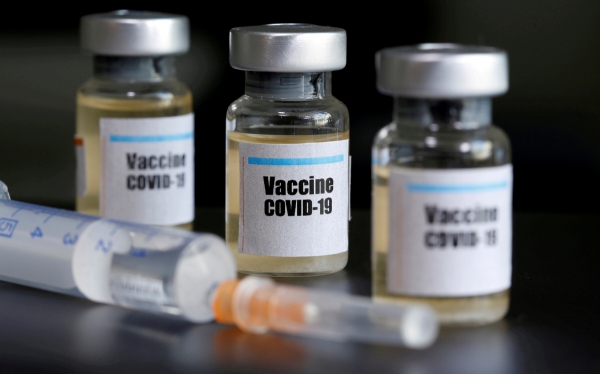 ▲‘신종 코로나바이러스 감염증(코로나19) 백신’ 스티커가 붙은 작은 병과 의료용 주사기. 로이터연합뉴스