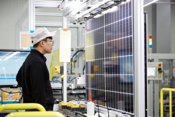 ▲한화큐셀 직원이 진천공장에서 태양광 모듈 품질을 시험하고 있다. (사진제공=한화큐셀)