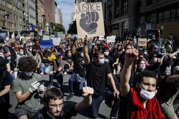 ▲미국 뉴욕에서 3일(현지시간) 사람들이 흑인 살해 항의 시위를 벌이는 중 연대의식을 보이기 위해 무릎을 꿇고 있다. 뉴욕/AP뉴시스 
