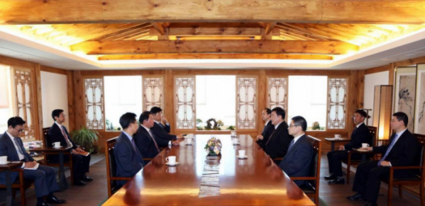 ▲최태원(왼쪽 가운데) SK그룹 회장이 3일 싱하이밍(오른쪽 가운데) 주한중국대사와 만나 최근 경제적 어려움에 공감하고, 상호 협력과 투자를 강화하기로 했다. (출처=주한중국대사관 SNS)