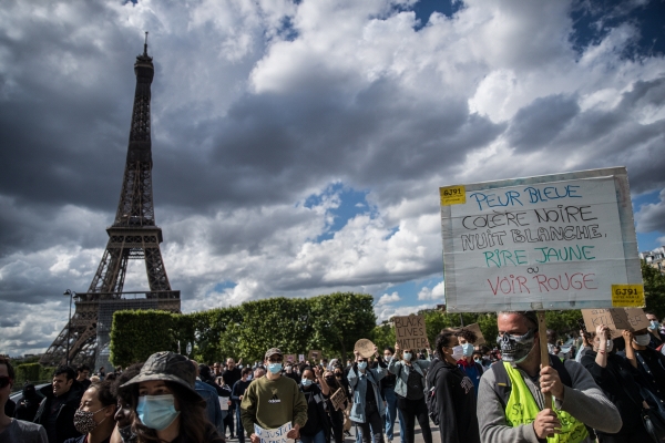 ▲프랑스 파리 에펠탑 근처에서 6일(현지시간) 조지 플로이드 사망에 항의하는 시위가 펼쳐지고 있다. 파리/EPA연합뉴스
