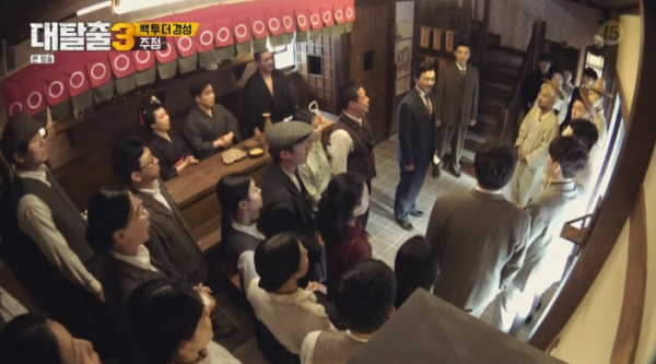 ▲독립청년회에 기미독립선언서와 태극기 목판을 전달한 '대탈출3'(사진=tvN '대탈출3' 방송화면 캡처)