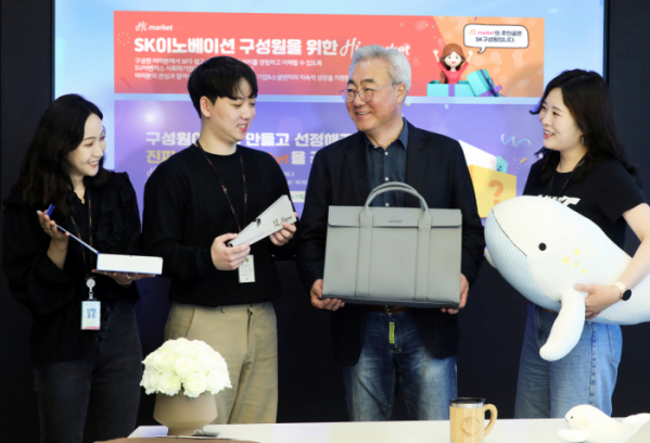 ▲김준(오른쪽 두 번째) SK이노베이션 총괄사장이 구성원들과 함께 하이마켓에서 구매한 사회적기업 제품들을 살펴보고 있다. (사진제공=SK이노베이션)