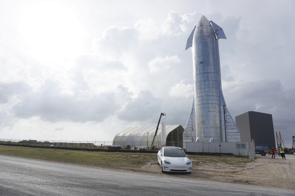 ▲미국 텍사스주 보카치카에 지난해 9월 28일(현지시간) 스페이스X의 초대형 로켓 스타십 시제품이 세워져 있다. 보카치카/AP뉴시스