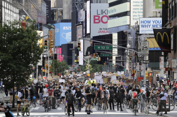 ▲조지 플로이드를 죽음에 이르게 한 경찰 폭력에 항의하는 시위대가 미국 뉴욕 맨해튼 거리를 행진하고 있다. (AP/뉴시스)
