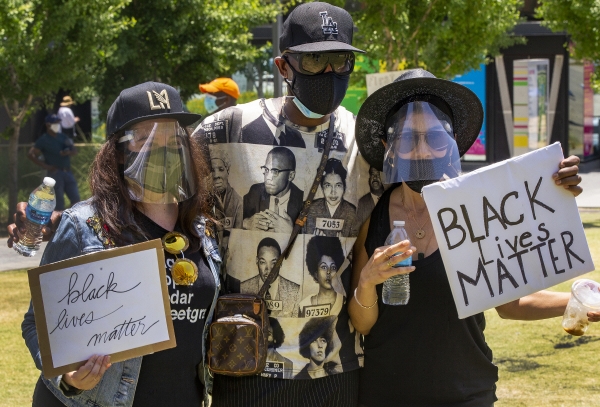 ▲미국 로스앤젤레스(LA)에서 4일(현지시간) 사람들이 마스크를 쓰고 ‘흑인 생명도 소중하다’는 피켓을 들면서 인종차별 항의 시위를 하고 있다. LA/AP뉴시스 