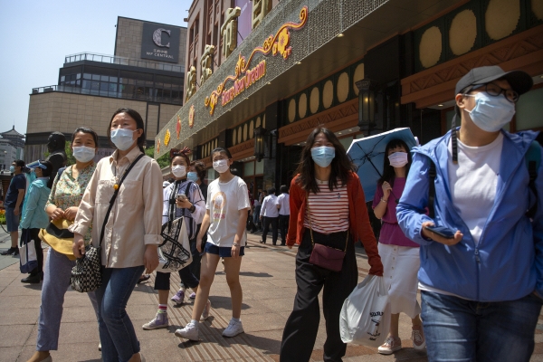 ▲중국 베이징에서 6일(현지시간) 행인들이 코로나19 감염을 막기 위해 마스크를 착용하고 있다. 베이징/AP뉴시스
