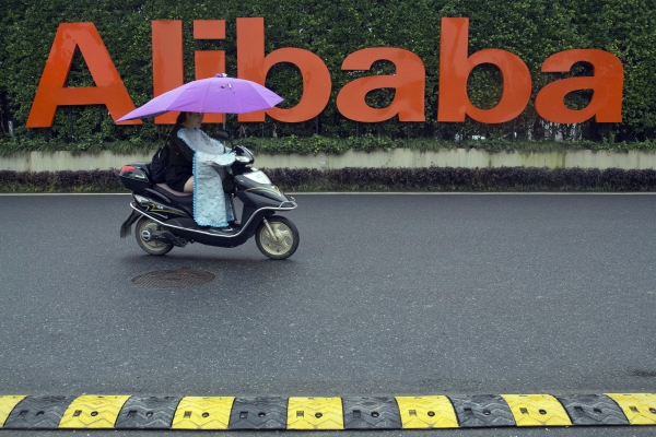 ▲중국 항저우의 알리바바그룹홀딩 본사 앞 도로에 회사 로고가 세워져 있다. 항저우/AP뉴시스 