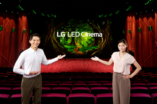▲LG전자 모델이 대만 영화관 체인 ‘쇼타임 시네마’의 LED 상영관에 적용한 'LG LED 시네마 디스플레이'를 소개하고 있다. (사진제공=LG전자)