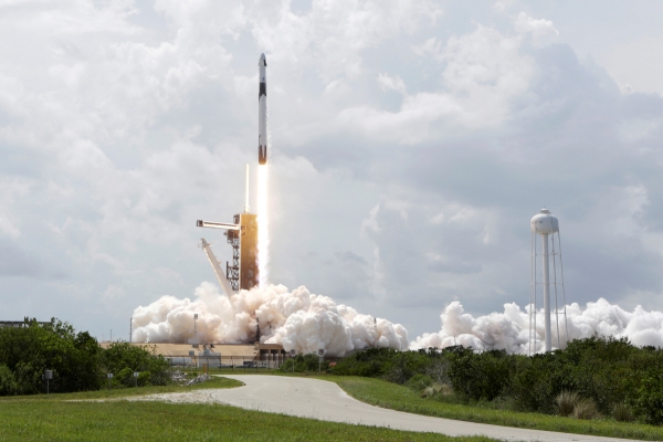 ▲지난달 30일(현지시간) 미국 민간 우주탐사 기업 스페이스X의 팰컨9 로켓이 플로리다주 케이프 커내버럴의 케네디 우주센터 발사대를 이륙하고 있다. 케이프 커내버럴/로이터연합뉴스
