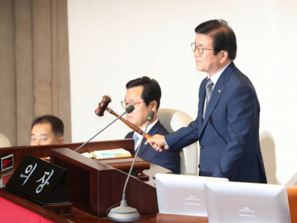 ▲박병석 국회의장이 12일 국회 본회의에서 오는 15일까지 여야 원구성 합의를 요구하며 산회를 선포하고 있다. (연합뉴스)