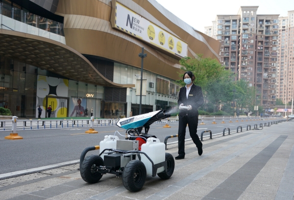 ▲중국 우한에서 4월 13일(현지시간) 로봇이 거리에 소독제를 뿌리고 있다. 우한/신화뉴시스 
