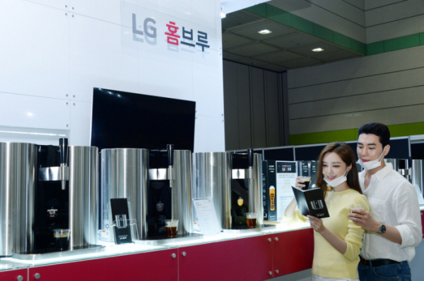 ▲LG전자가 ‘2020 서울국제주류박람회’에서 'LG 홈브루’로 만든 프리미엄 수제맥주를 선보였다. (사진제공=LG전자)