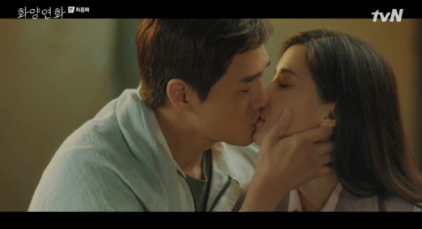 ▲‘화양연화–삶이 꽃이 되는 순간’ 유지태, 이보영(사진제공=tvN)