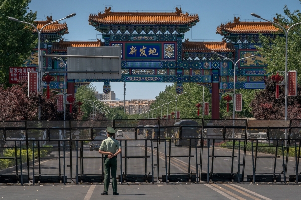 ▲중국 베이징에서 코로나19 집단감염이 발생한 신파디 농수산물 도매시장이 14일(현지시간) 폐쇄 중인 가운데 무장 경찰이 입구를 지키고 있다. 베이징/EPA연합뉴스
