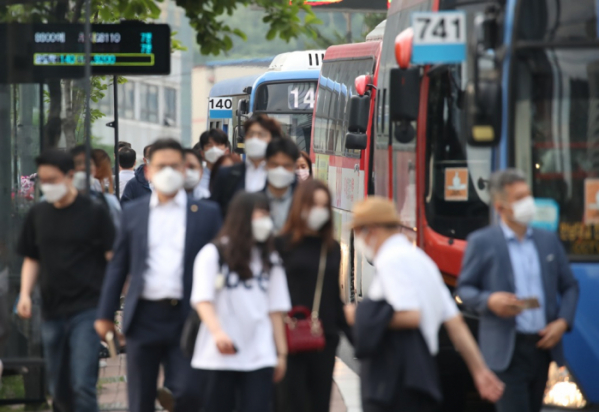 ▲ 수도권에서 신종 코로나바이러스 감염증(코로나19) 확산이 계속 되는 가운데 15일 서울 중구의 한 버스 정류장에서 마스크를 쓴 시민들이 출근을 서두르고 있다. (연합뉴스)