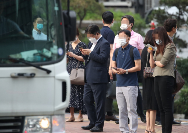▲수도권에서 신종 코로나바이러스 감염증(코로나19)가 집중적으로 확산하는 가운데 15일 서울 중구의 한 버스 정류장에서 마스크를 쓴 시민들이 출근을 서두르고 있다. (연합뉴스)