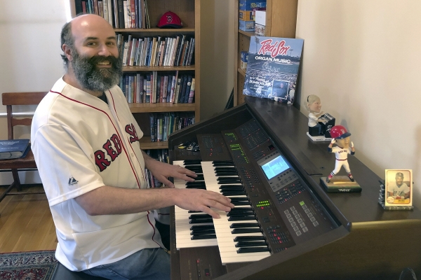 ▲보스턴 레드삭스의 오르간 연주자인 조시 칸토르가 4월 메사추세츠 캠브리지에 있는 자택에서 오르간을 연주하고 있다. 캠브리지/AP뉴시스
