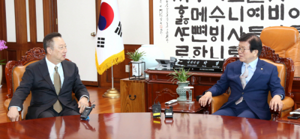 ▲올해 6월 26일 박용만(왼쪽) 대한상의 회장이 박병석 국회의장과 환담을 하고 있다. (사진제공=대한상의)