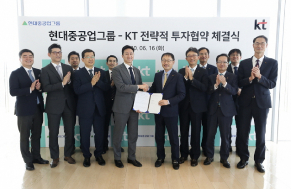 ▲현대로보틱스는 올해 6월 서울 종로구 KT광화문빌딩에서 KT와 500억 원 규모의 프리 IPO(상장 전 지분투자)에 관한 투자 계약서를 체결했다.  (사진제공=현대중공업그룹)