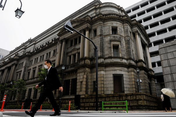 ▲한 남성이 코로나19 감염 방지를 위한 마스크를 착용한 채 5월 22일(현지시간) 일본은행(BOJ) 본청 앞을 걸어가고 있다. 도쿄/로이터연합뉴스
