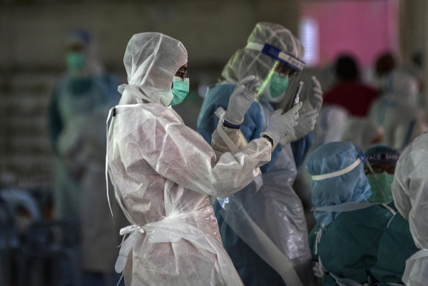 ▲말레이시아 의료진이 보호장비를 착용한 채 코로나19 검사를 실시하고 있다. 쿠알라룸푸르/EPA연합뉴스 