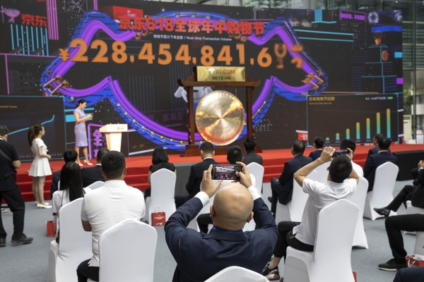 ▲JD닷컴 본사에서 18일 회사의 홍콩증시 상장을 기념하는 행사 중 618 이벤트의 판매 실적이 무대에 흐르고 있다. AP연합뉴스
