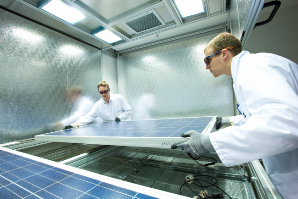 ▲한화큐셀 독일 기술혁신센터 태양광 모듈 품질 테스트 (사진제공=한화큐셀)