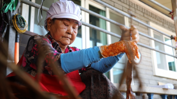 ▲'김영철의 동네 한 바퀴' 시례마을의 100년 전통 가죽나물 부각(사진제공=KBS 1TV)