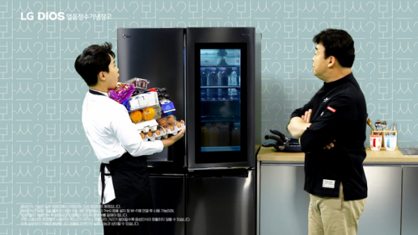▲LG전자가 20일 방송인 백종원과 함께 LG 디오스 얼음정수기냉장고의 편리한 신기능을 소개하는 새로운 형식의 광고를 선보였다. 광고 속에서 백종원이 음성만으로 냉장고 문을 열자 양세형이 감탄하는 모습. (사진제공=LG전자)