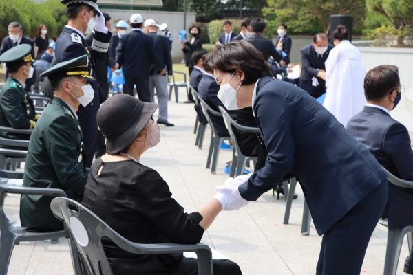 ▲양향자 의원은 지난 6일 광주공원에서 열린 ‘광주광역시 제65회 현충일 추념식’에 참석한 후 자신의 트위트를 통해 “정치의 본분과 국민만 보고 법과 원칙에 따라 일하는 국회를 반드시 만들겠다”고 밝혔다. 양 의원이 이날 현충일 추념식에서 참석한 한 유족을 위로하고 있다. (양향자 의원 트위터 캡처)