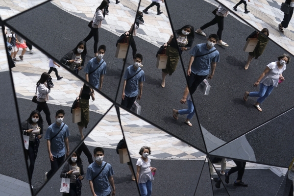 ▲11일 일본 도쿄의 한 쇼핑몰 천장 거울에 보행자들이 비치고 있다. 도쿄/AP뉴시스
