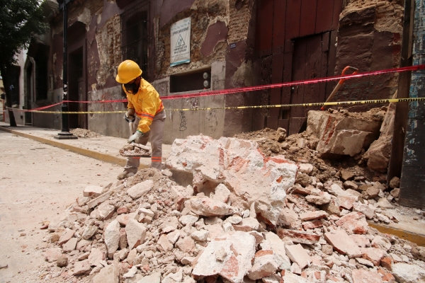 ▲23일(현지시간) 멕시코 남부 오악사카주에서 한 근로자가 강진으로 파손된 건물의 잔해를 치우고 있다. 오악사카/로이터연합뉴스
