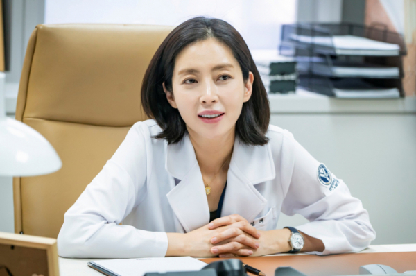 ▲‘우아한 친구들’ 송윤아(사진제공=스튜디오앤뉴·제이씨앤)