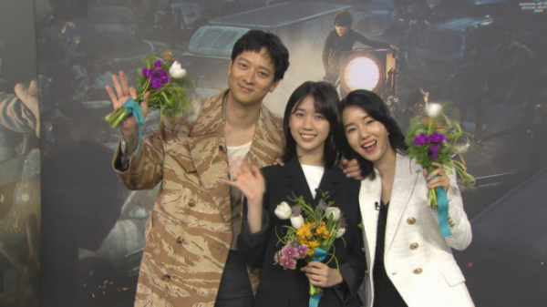 ▲‘본격 연예 한밤’ 강동원, 이정현, 이레(사진제공=SBS)