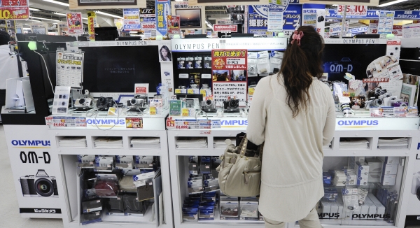 ▲일본 도쿄의 한 전자제품 매장에서 2012년 8월 9일(현지시간) 고객이 올림푸스의 디지털 카메라를 살펴보고 있다. 도쿄/신화뉴시스
