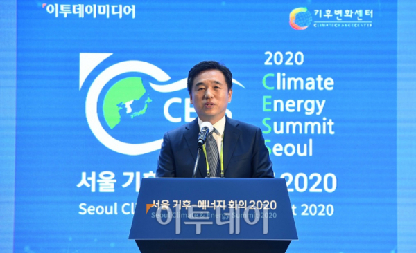 ▲서정협 서울시 행정1부시장이 25일 서울 중구 노보텔 앰배서더 서울 동대문 그랜드볼룸에서 열린 '서울 기후-에너지 회의 2020(CESS 2020)'에서 축사를 하고 있다. 새로운 물결을 맞이하다 '포스트 코로나 시대' 그린뉴딜을 위한 순환경제를 주제로 열린 이날 행사는 재단법인 기후변화센터와 이투데이미디어가 공동 주최했다. 신태현 기자 holjjak@