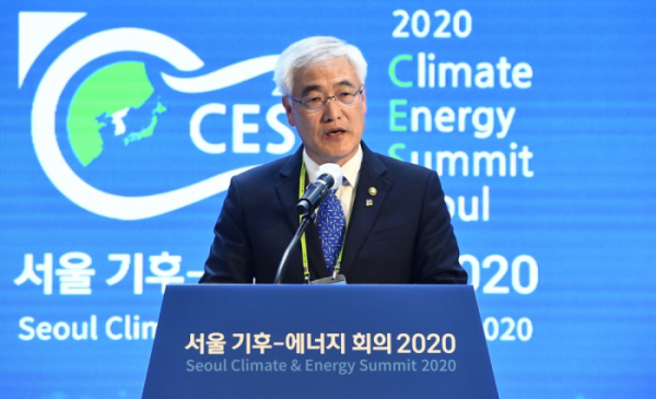 ▲김종석 기상청장이 25일 서울 중구 노보텔 앰배서더 서울 동대문 그랜드볼룸에서 열린 '서울 기후-에너지 회의 2020(CESS 2020)'에서 축사를 하고 있다. 새로운 물결을 맞이하다 '포스트 코로나 시대' 그린뉴딜을 위한 순환경제를 주제로 열린 이날 행사는 재단법인 기후변화센터와 이투데이미디어가 공동 주최했다.  (신태현 기자 holjjak@)